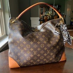 Louis Vuitton Berri MM Hobo